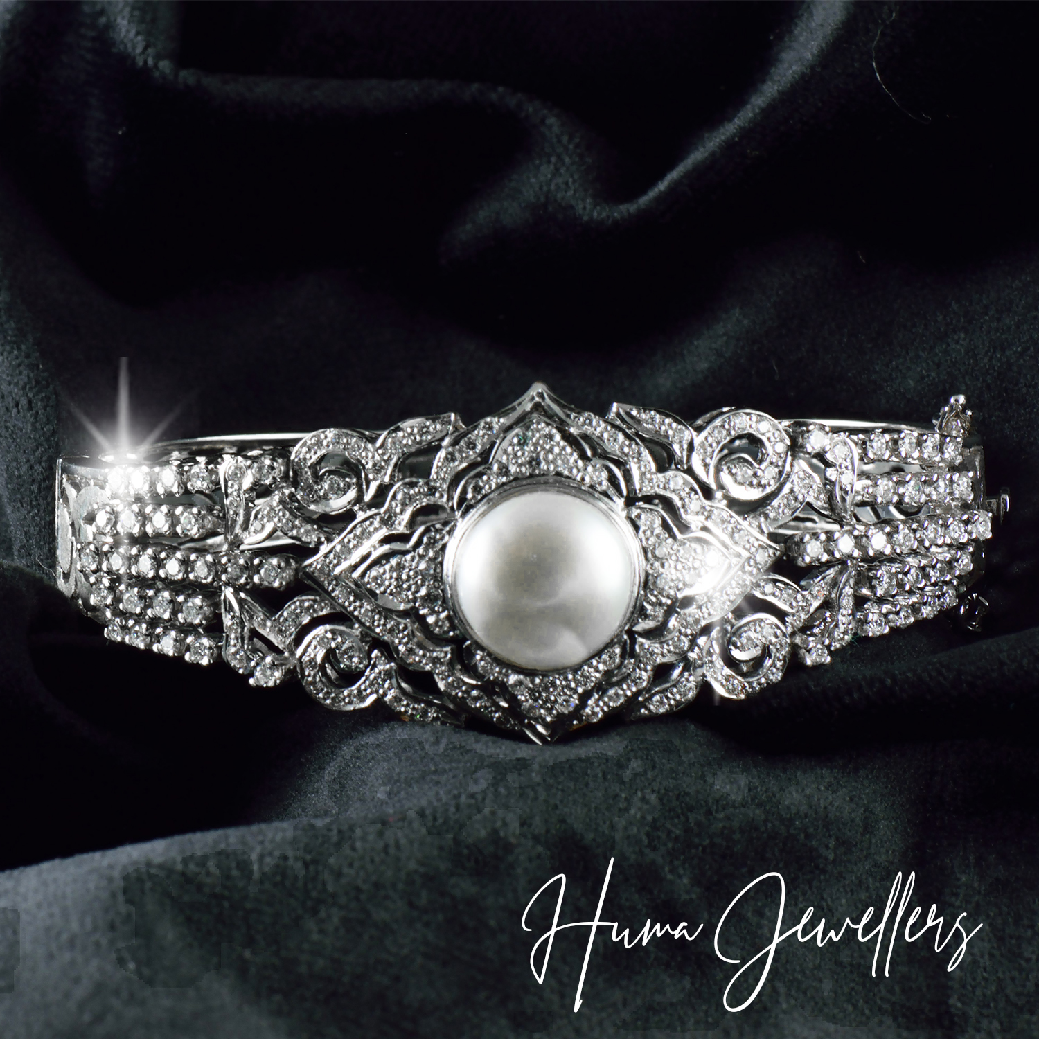diamond bracelet design with round diamonds and natural pearl in 21 karat gold by huma jewellers karachi pakistan